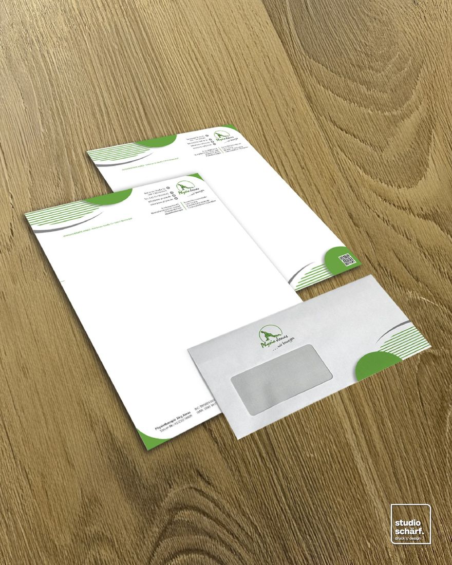 Geschäftsausstattung mit Briefpapier und Briefumschlag im grün-weißen Design