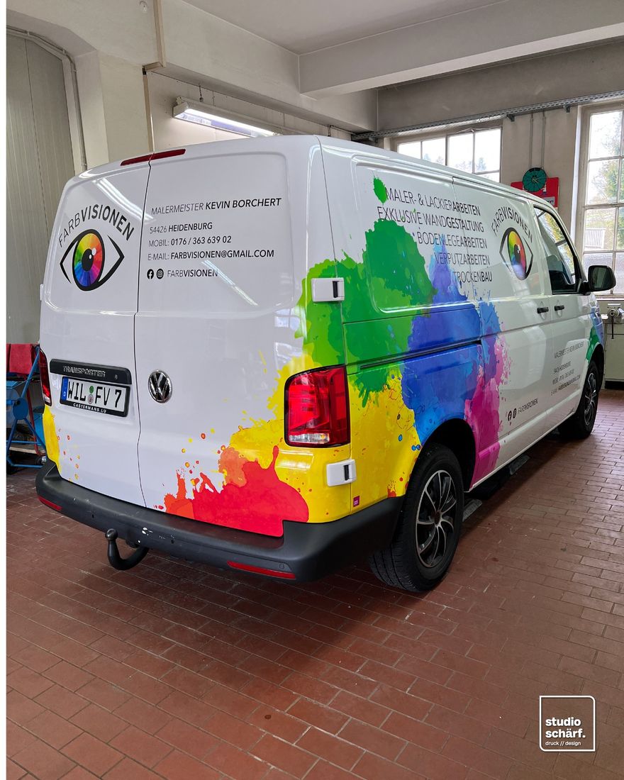 Fahrzeugdesign mit bunten Farbklecksen für Malermeister Farbvisionen auf einem VW Transporter