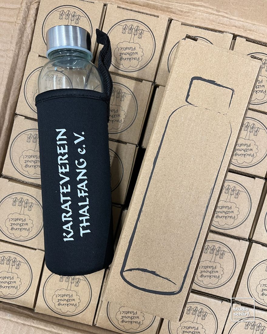 Bedruckte Trinkflasche mit Neoprenhülle für den Karateverein Thalfang e. V.