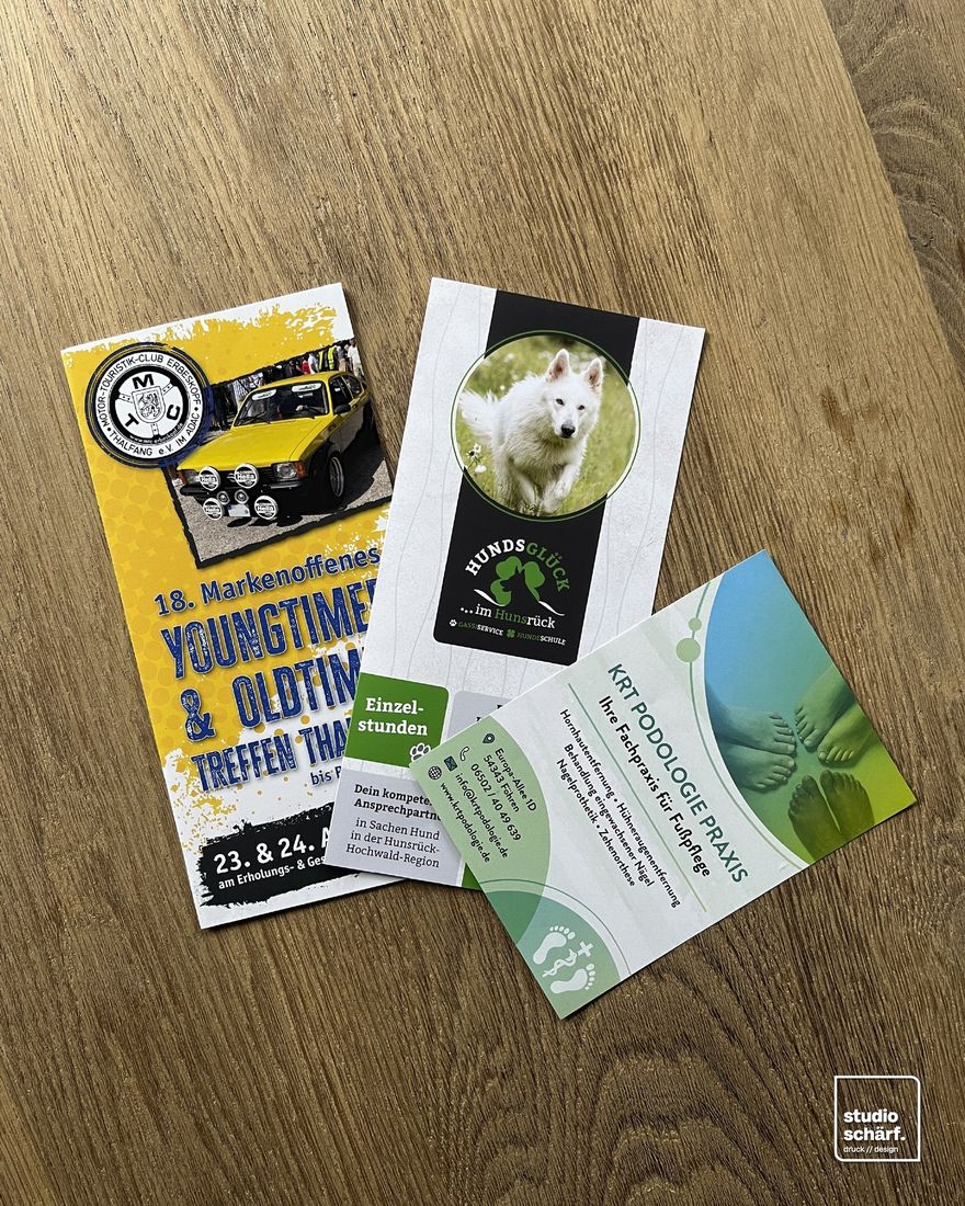 Flyer und Karten, u. a. für ein Youngtimer- und Oldtimertreffen, Hundsglück und eine Podologie-Praxis