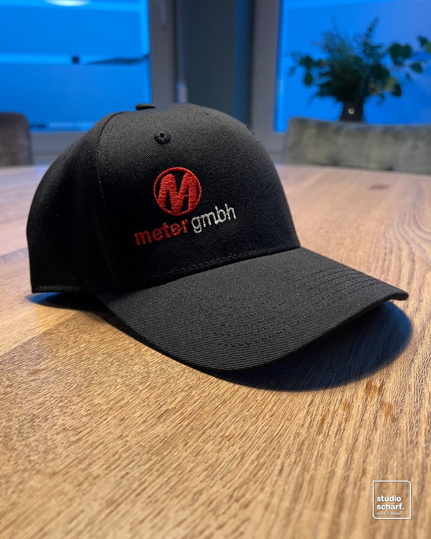 Bestickte Cap mit Logo der Meter GmbH