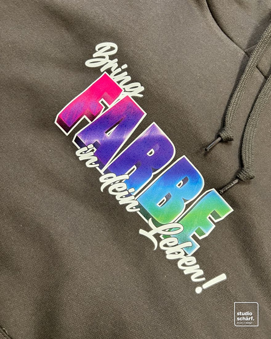 Hoodie mit buntem Schriftzug „Bring Farbe in dein Leben!“