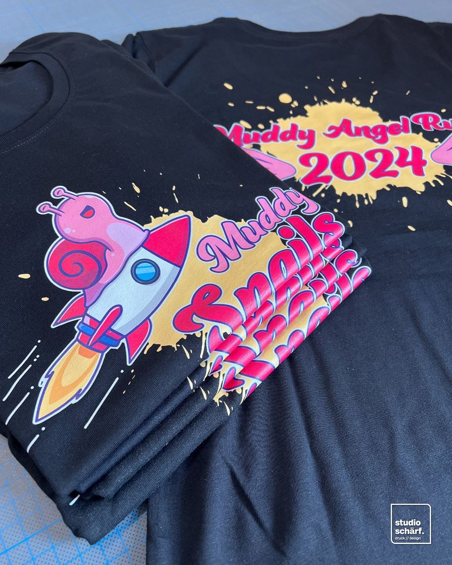 T-Shirts mit buntem Schnecken-Motiv für den Muddy Angel Run 2024