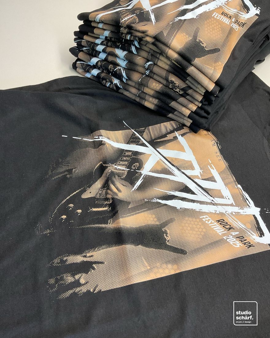 Schwarze Festival-T-Shirts mit großem Gitarren-Motiv