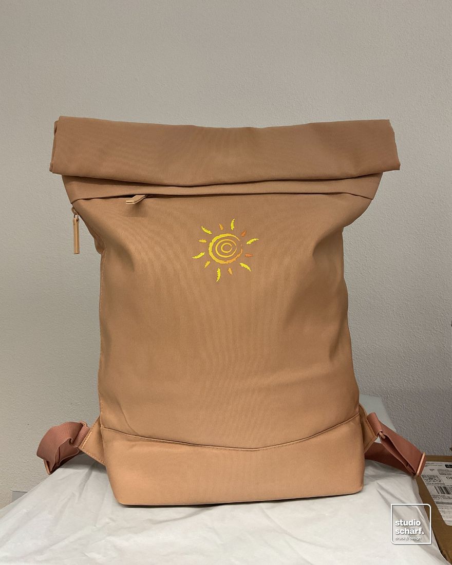 Rucksack mit aufgedrucktem Sonnen-Logo