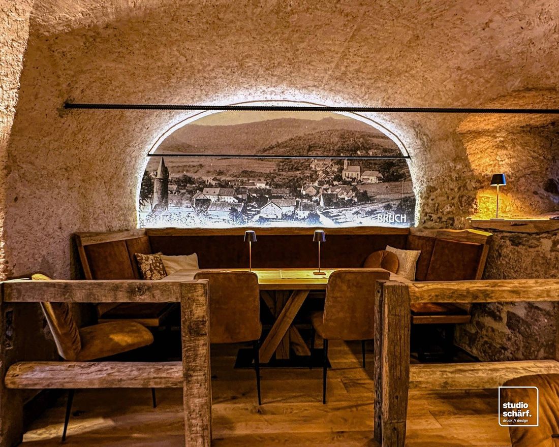 Hinterleuchtetes Panorama-Wandbild in einem Gewölbekeller
