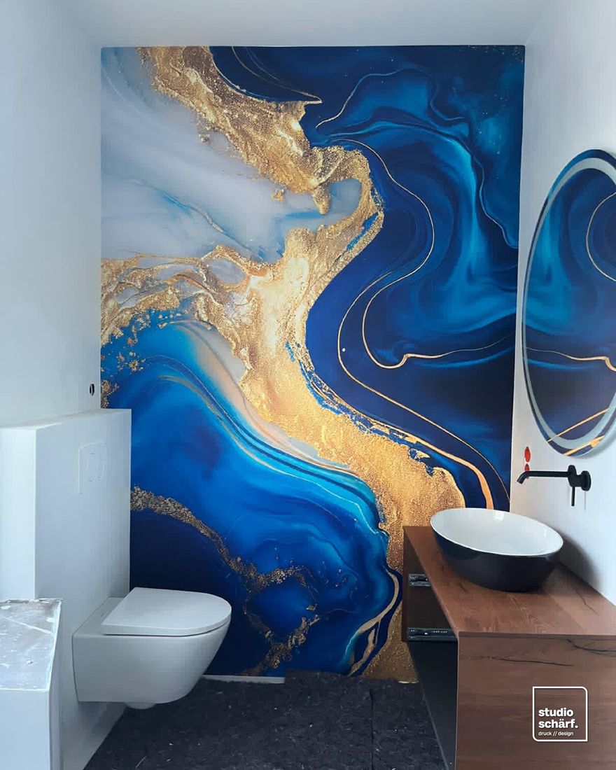 Wandbild in Marmoroptik in Blau und Gold in einem Gäste-WC
