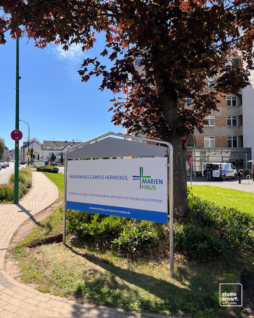 Standschild für den Marienhaus Campus Hermeskeil