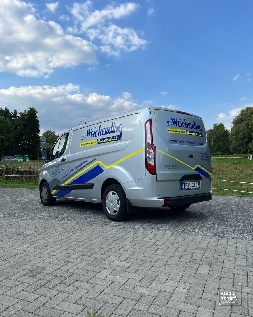 Fahrzeugbeschriftung auf einem silbernen Transporter für Weicherding
