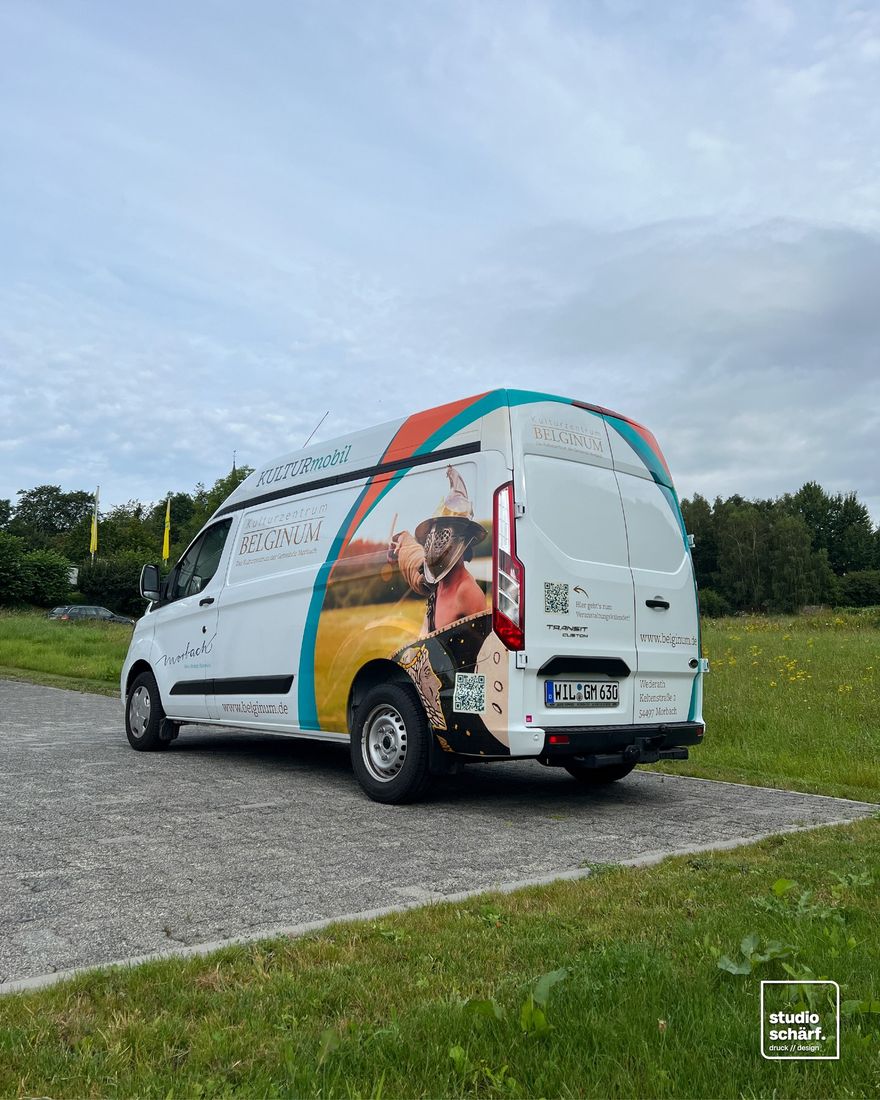 Fahrzeugbeschriftung mit Hundemotiv auf einem weißen Transporter