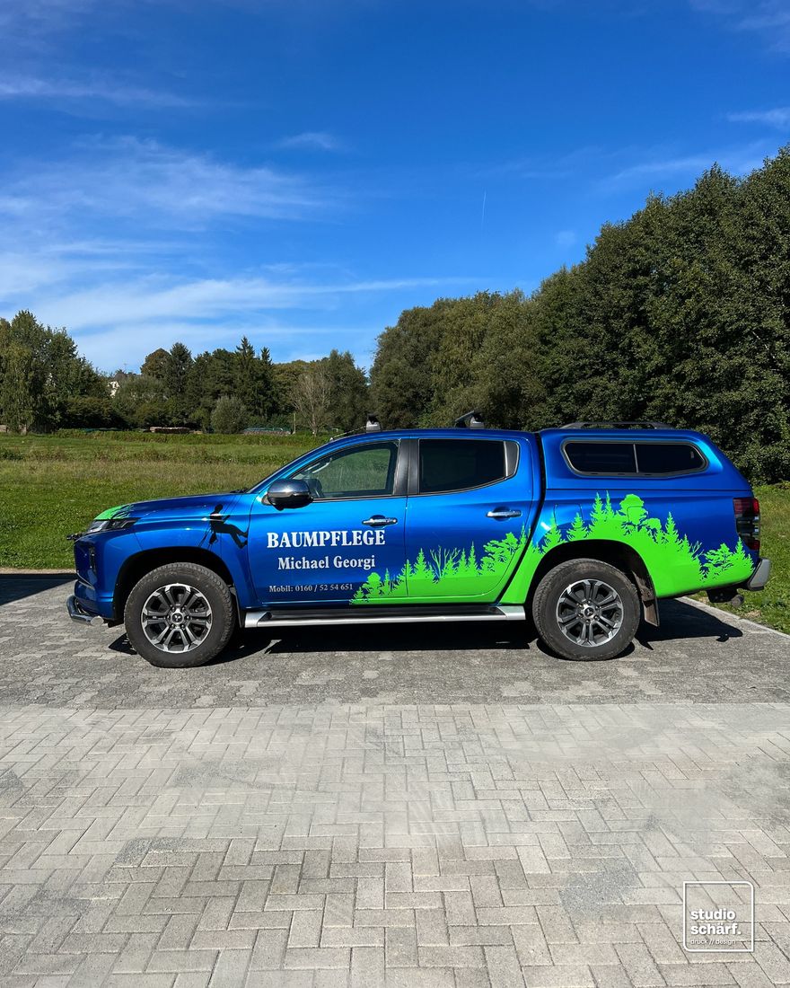 Fahrzeugbeschriftung auf einem blauen Pick-up für Baumpflege Michael Georgi