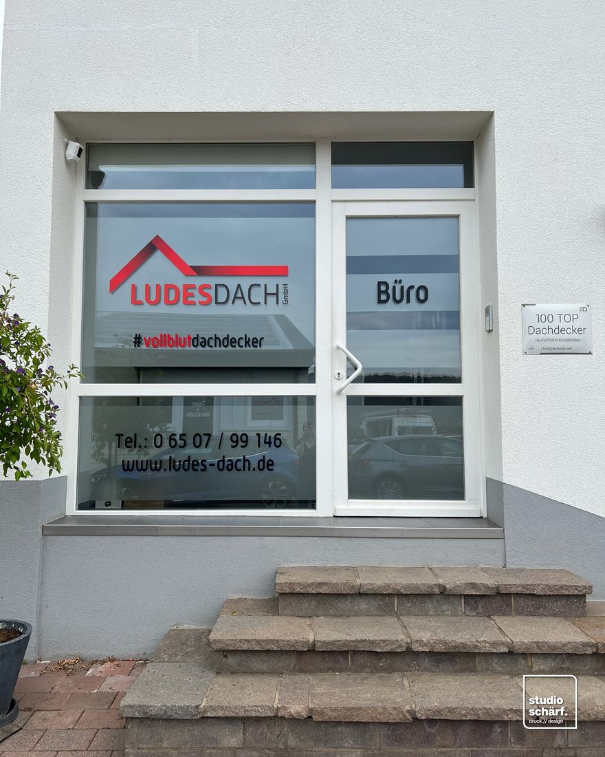 Schaufensterbeschriftung für Ludes Dach