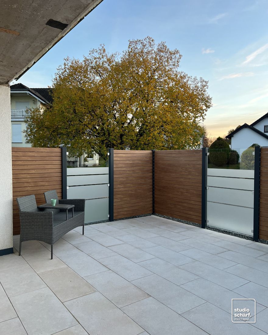 Sichtschutzfolie auf Glaselementen eines Terrassenzauns