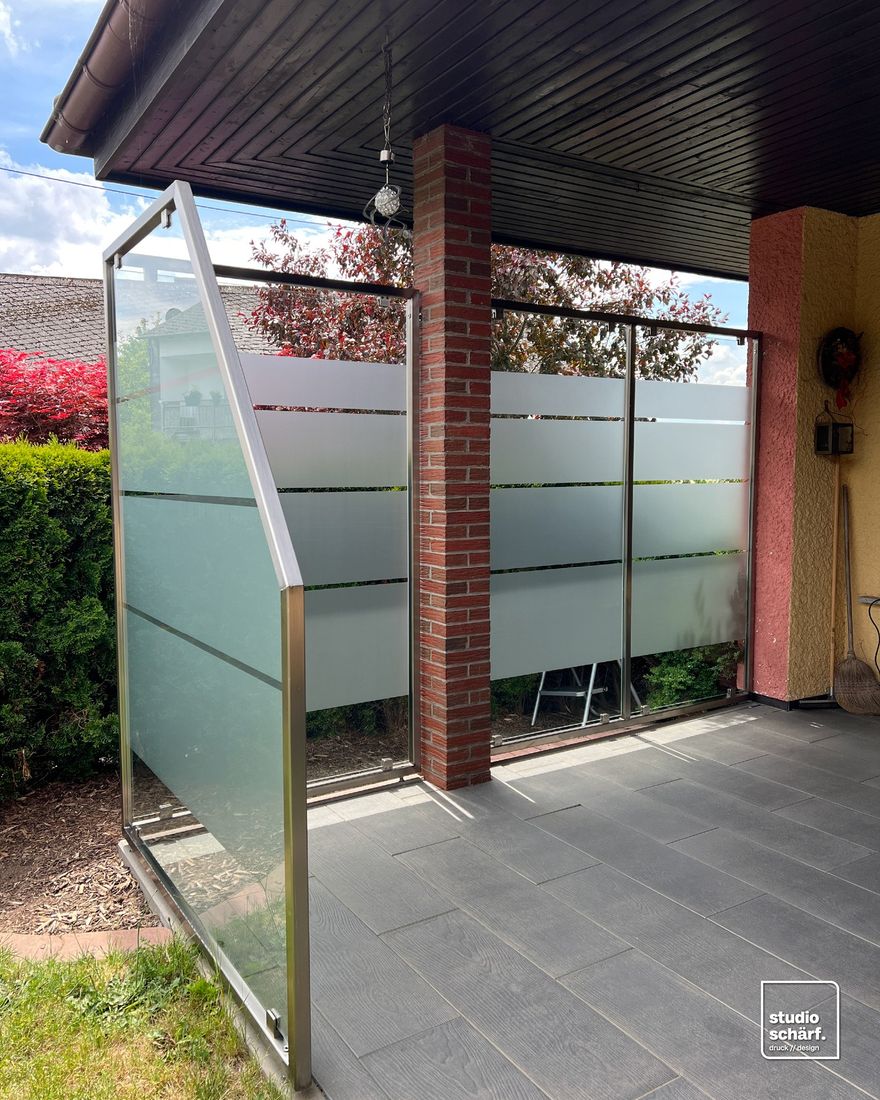 Satinierte Sichtschutzfolie auf den Glaswänden einer überdachten Terrasse