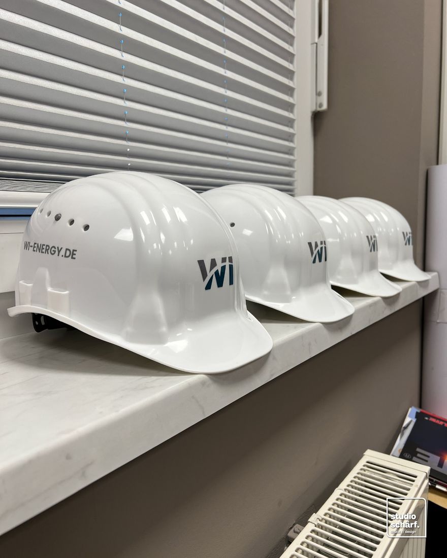 Bedruckte Schutzhelme mit Logo von Wi-Energy